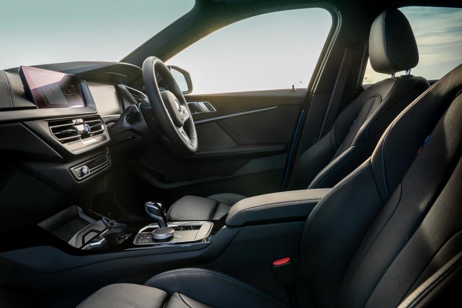 Интерьер BMW 118i M Sport (F40) 2019 года  (UK) (фото 26 из 43)